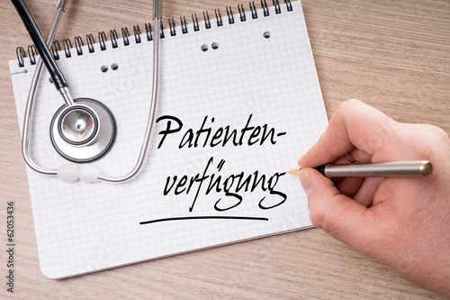 Obraz na płótnie Schreibblock und Hand mit Stift schreibt Patientenverfügung w salonie
