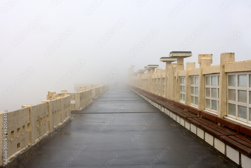 Obraz premium Foggy weather. Pier in Blankenberge, Belgium.
