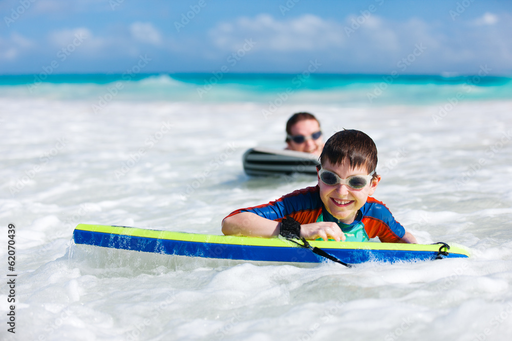 Obraz premium Mother and son surfing