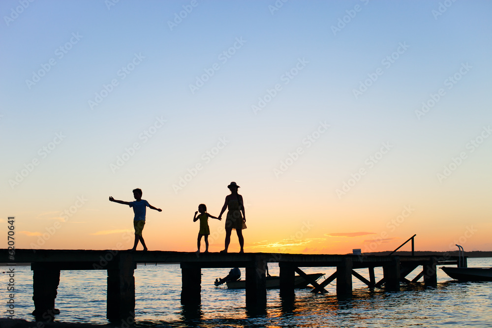 Fototapeta premium Family sunset silhouettes