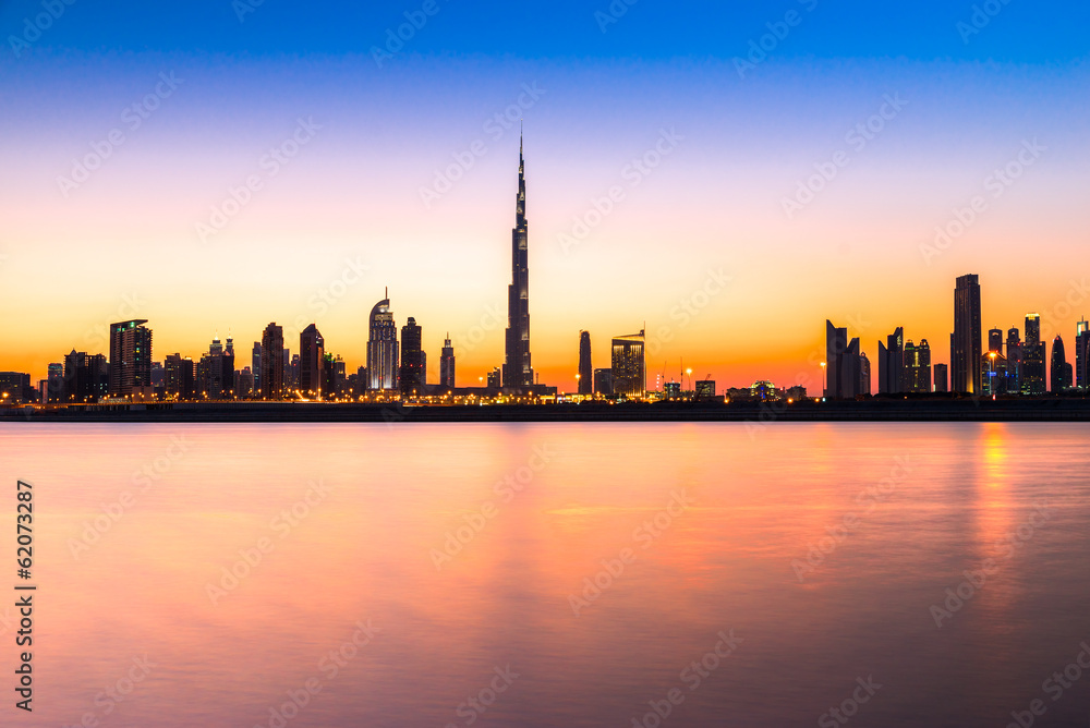 Fototapeta premium Dubaj o zmierzchu, Zjednoczone Emiraty Arabskie.