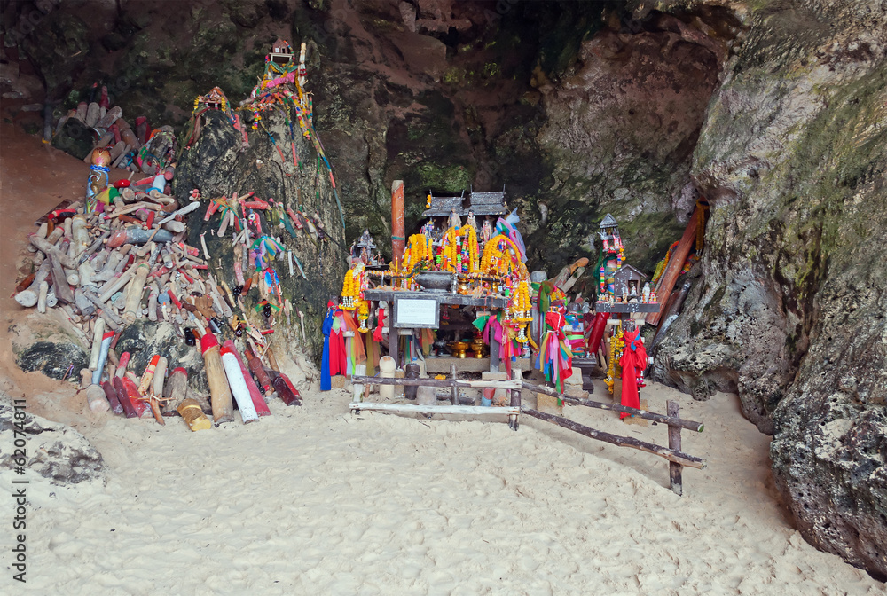 Obraz premium Wooden phalluses in Princess cave. Railay. Thailand