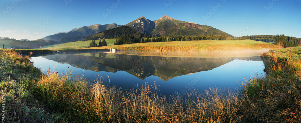 Obraz premium Mountain lake panorama - Slovakia Tatras at sunrise