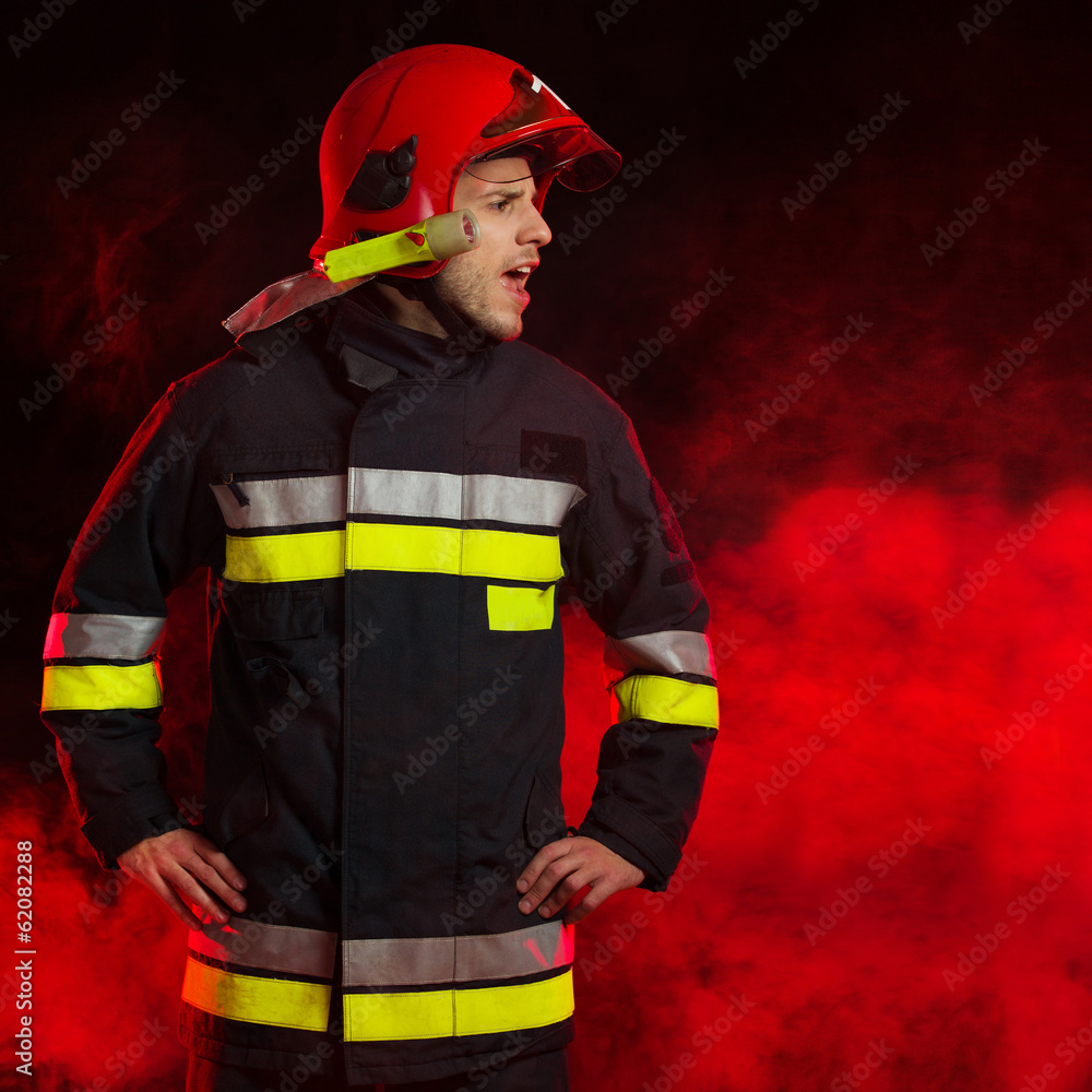 Obraz premium Shouting fireman.