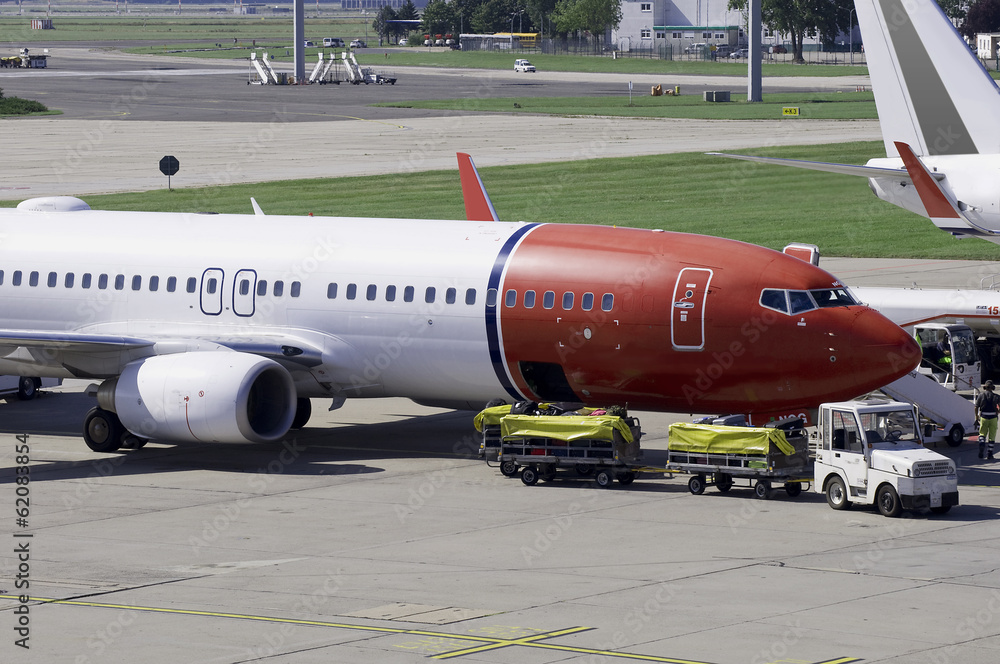 Fototapeta premium Verkehrsflugzeug beim Beladen