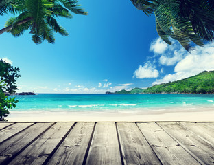 Fotobehang Pier Seychellen strand met houten steiger  © Iakov Kalinin