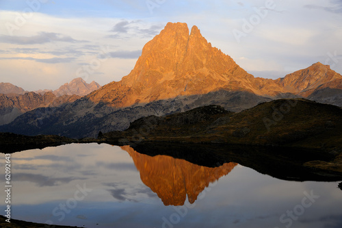 Reflet de l'ossau dans le lac d'ayous photo