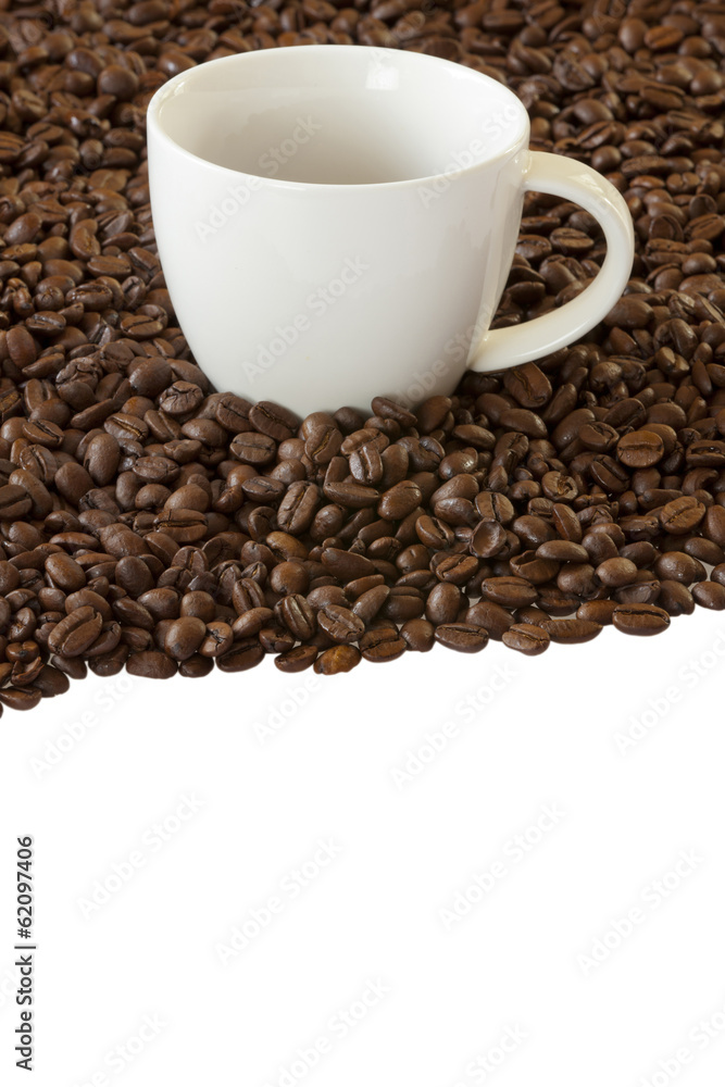 Kaffeetasse steht zwischen vielen Kaffeebohnen Kaffeetasse steht zwischen vielen Kaffeebohnen