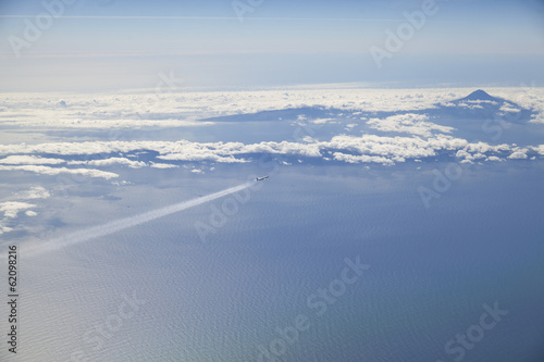 Airplane airline overflying ocean and volcanic island © Pedro Bigeriego