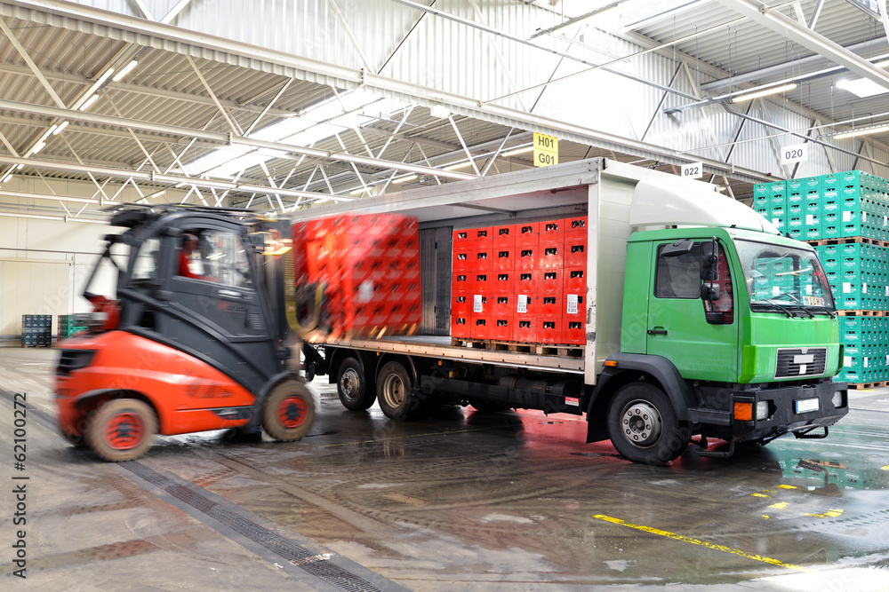 Beladung LKW mit Bierkisten in Lagerhalle // loading truck