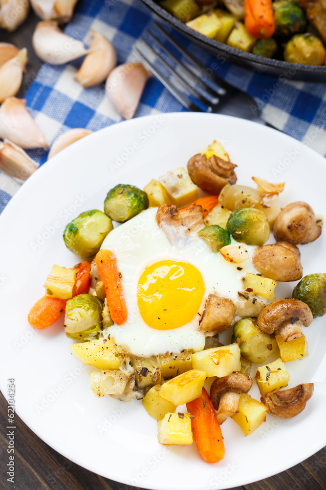 Baked eggs with vegetables and mushrooms Baked eggs with vegetables and mushrooms