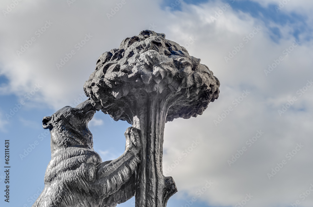 Obraz premium Bear and Strawberry Tree Statue in Madrid, Spain.