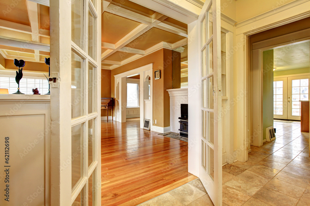 Fototapeta premium View of the empty living room from a hallway