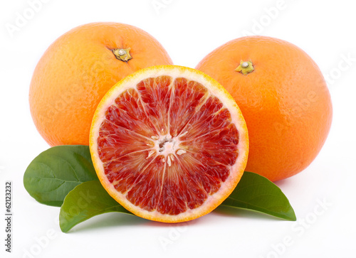 arance tarocco siciliane isolate su sfondo bianco
