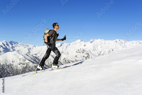 scialpinista ascende verso la vetta, Alpi italiane