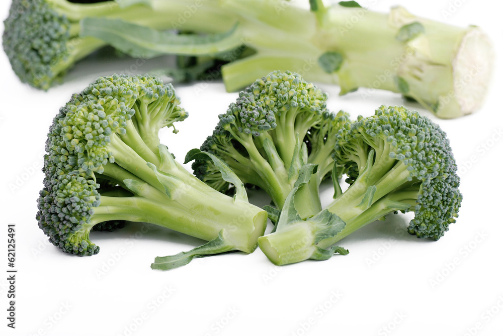 broccoli verdi isolati su sfondo bianco broccoli verdi isolati su sfondo bianco