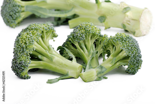 broccoli verdi isolati su sfondo bianco