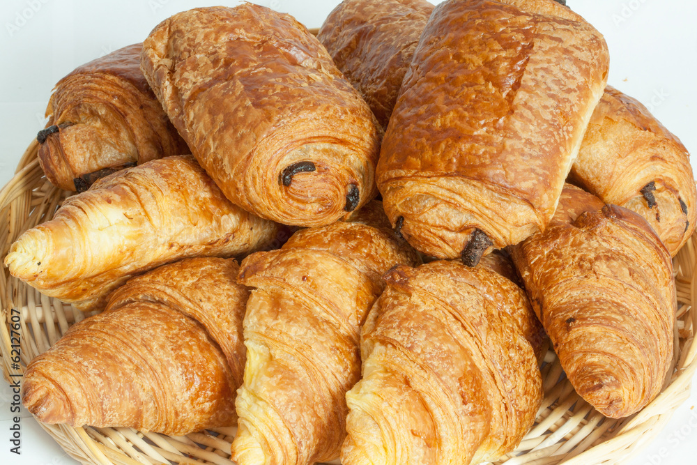 Croissants et pains au chocolat dans une corbeille Stock Photo Adobe Stock