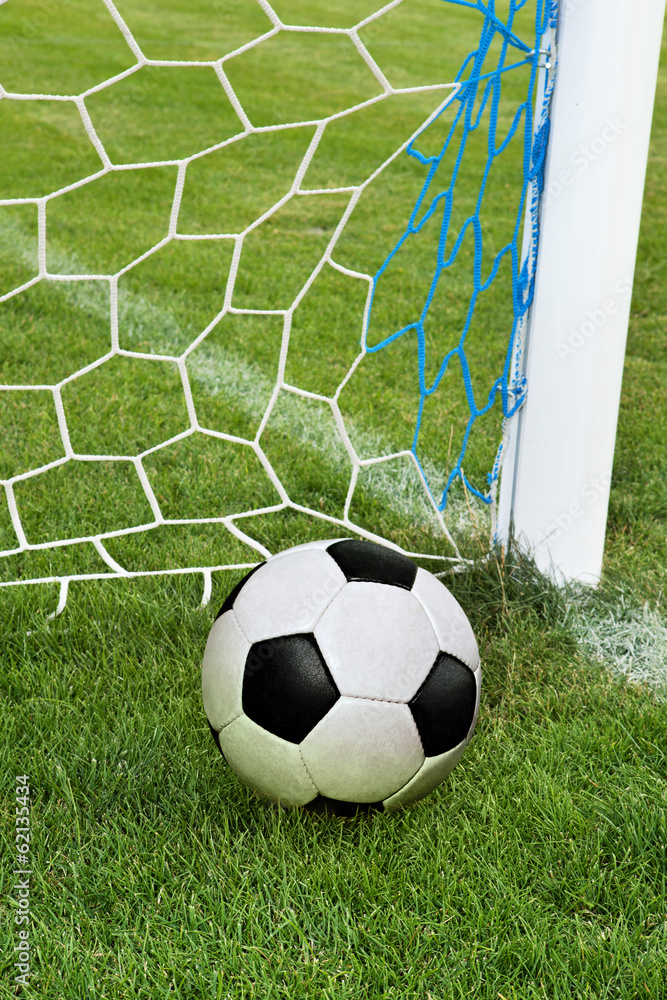 Obraz premium soccer ball in goal net