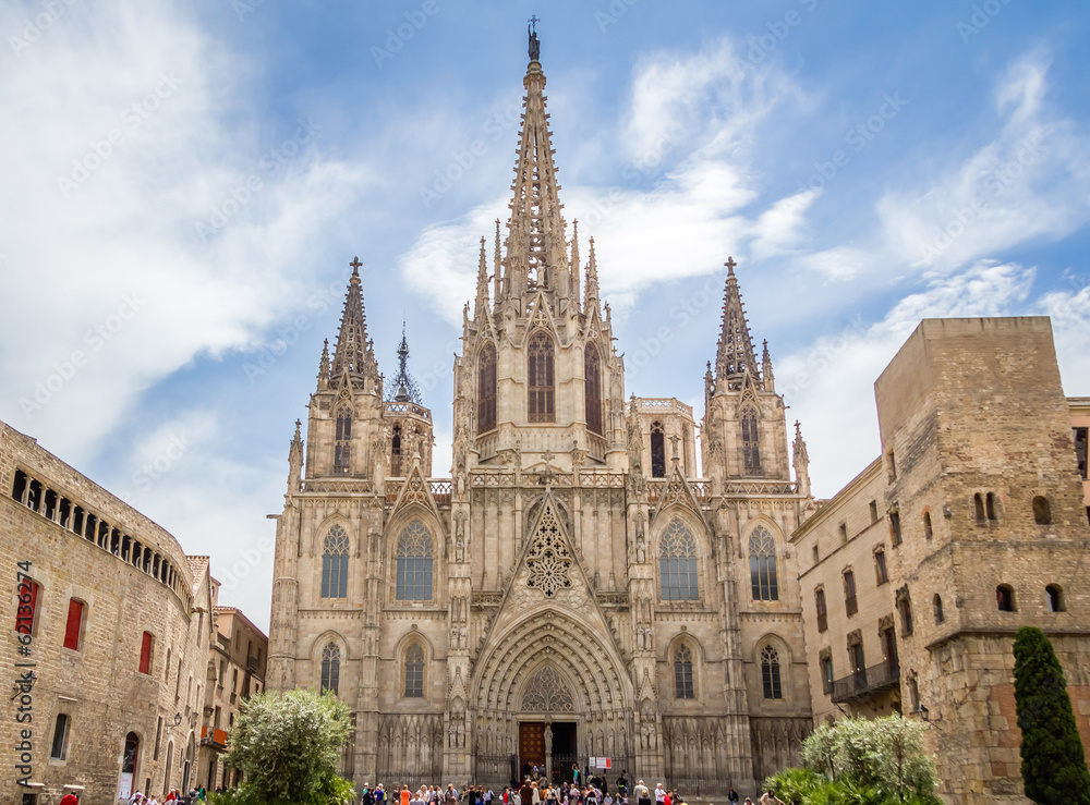 Naklejka premium Fasada gotyckiej katedry w Barcelonie w Hiszpanii