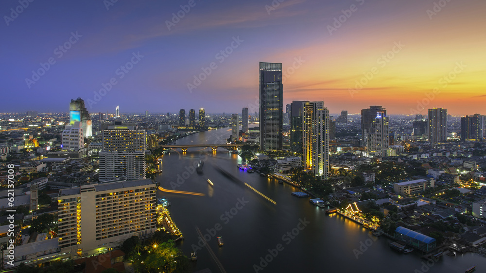 Fototapeta premium Bangkok,The city of river at twilight (Chaophraya River, Bangkok