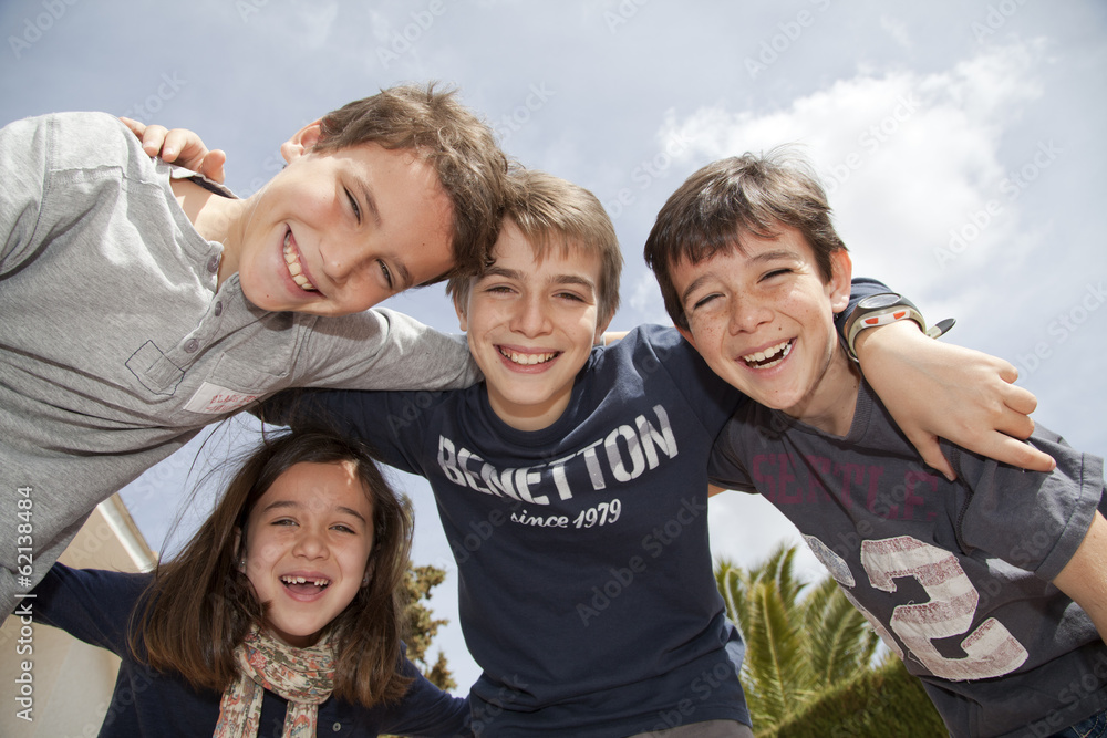 © Ricardo Ferrando - Niños sonriendo cogidos por los hombros © Ricardo Ferrando - Niños sonriendo cogidos por los hombros