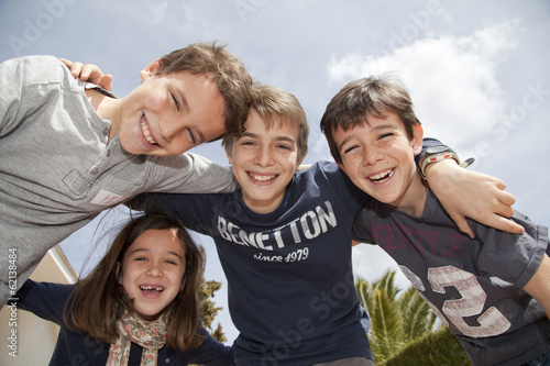 Bild auf Leinwand Niños sonriendo cogidos por los hombros