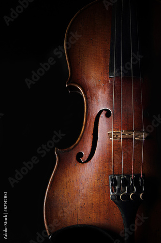 Print op canvas Vintage violin on dark background. Closeup view.