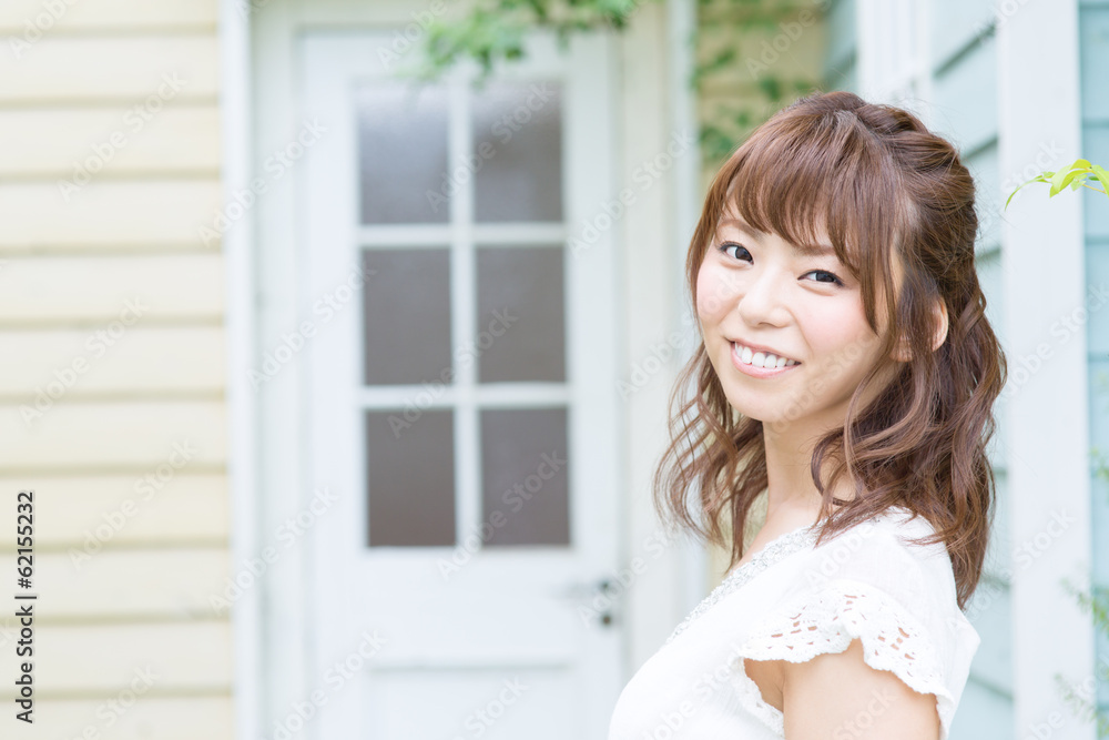 テラスと爽やかな女性 テラスと爽やかな女性