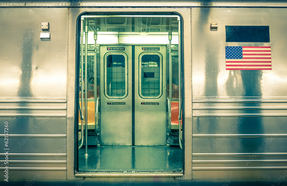 Naklejka premium Ogólny podziemny pociąg - Nowy Jork CIty