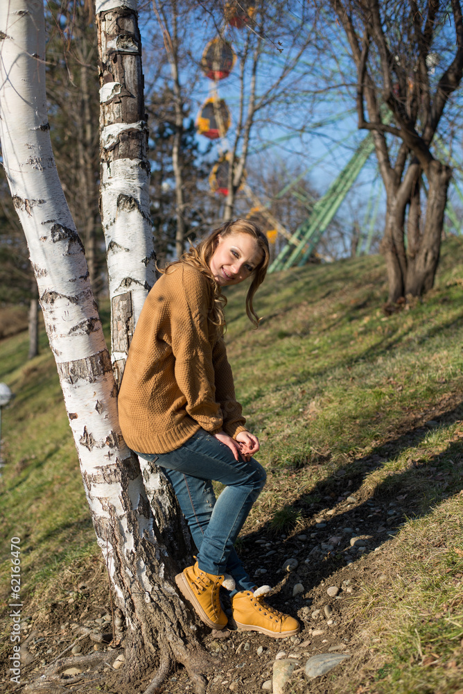 Naklejka premium Young beautiful girl on a walk in the country