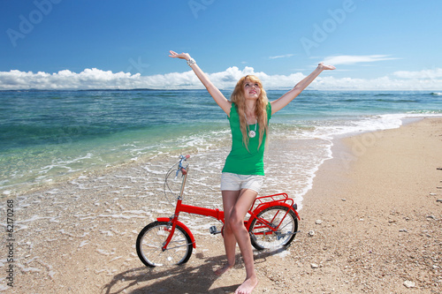 南国沖縄の美しいビーチで遊ぶ笑顔の女性