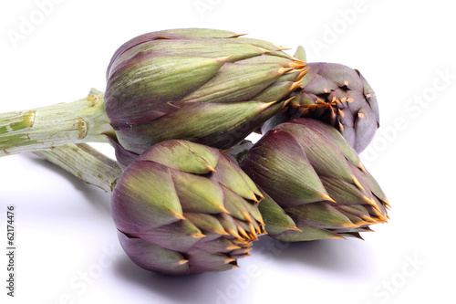 Bilde på lerret Raw spiny artichokes isolated on white background