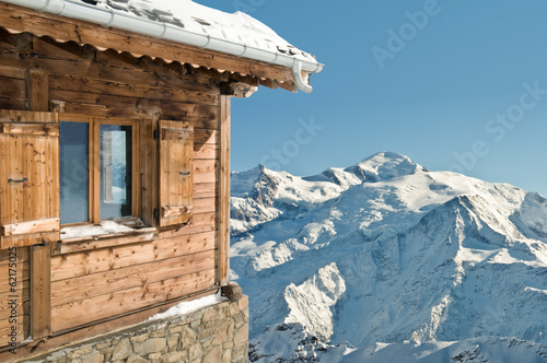 Fotografi view on a snowy montainand blue sky from a cottage