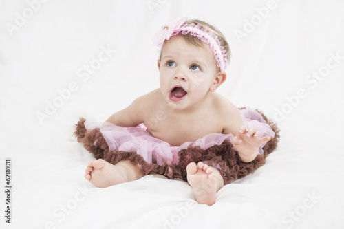 kleines Mädchen mit Tutu und Haarband