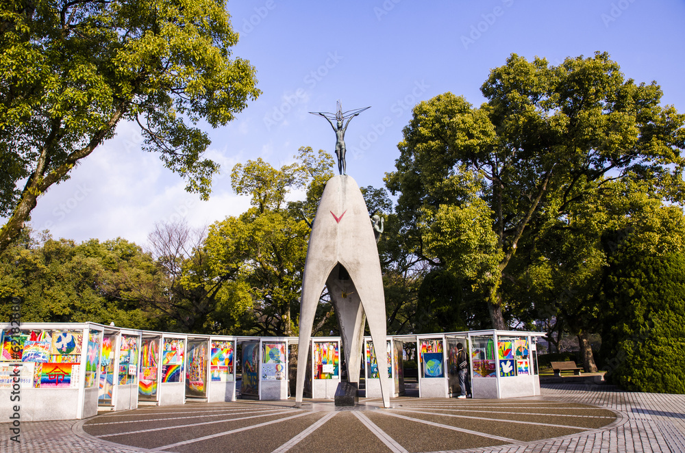 Obraz premium HIROSHIMA, JAPONIA - 25 grudnia: Pomnik pokoju dla dzieci jest