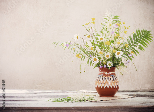 Fototapeta Naklejka Na Ścianę i Meble -  flowers on wooden background