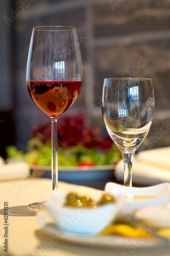 Gedeckter Esstisch mit Weingläsern