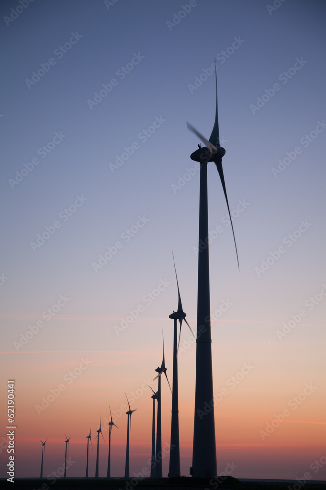 Obraz premium Silhouette of a Windfarm during sunset