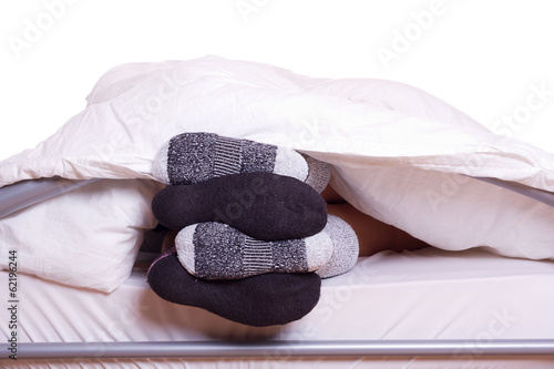 ein Paar mit Socken im Bett photo