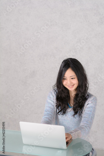 ノートパソコンを使う女性 © stockfoto