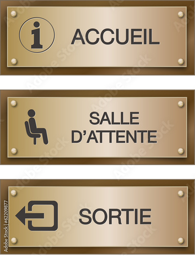 Plaque : accueil, salle d'attente, sortie.