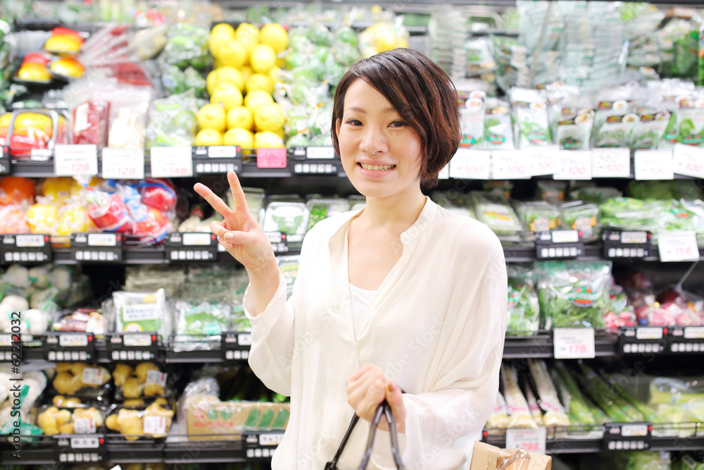 スーパーマーケットで買い物をする女性