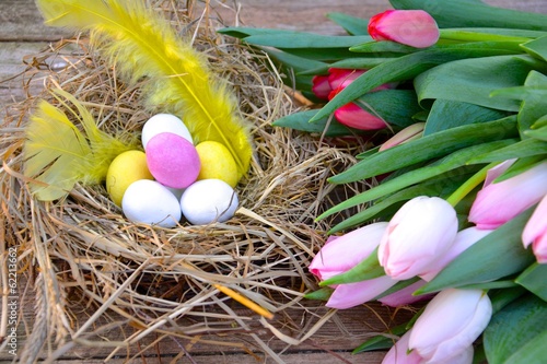Tulpenstrauß mit Osternest