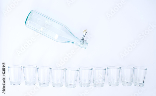Flasche und Gläser