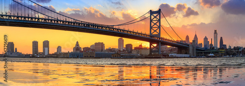 Fotografiet Panorama of Philadelphia skyline, Ben Franklin Bridge and Penn's