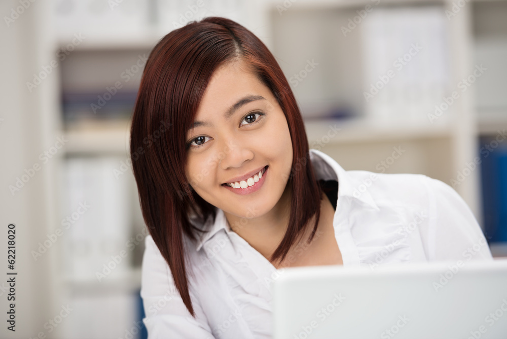 junge asiatische frau im büro junge asiatische frau im büro