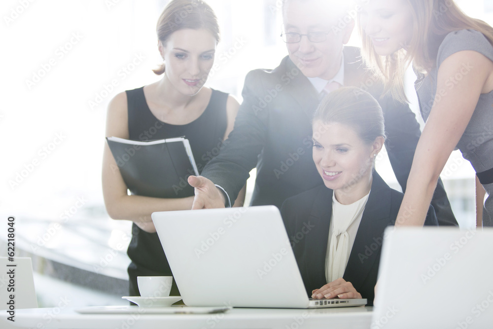 Obraz premium Business people discussing over laptop in office cafeteria