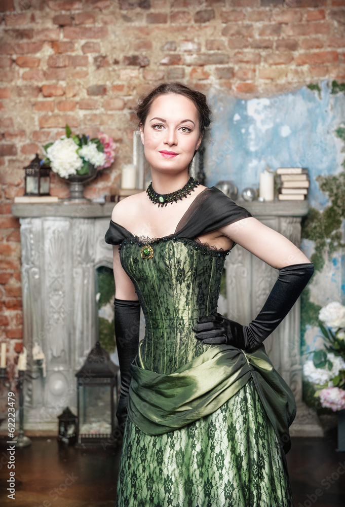 Obraz premium Smiling beautiful woman in medieval dress