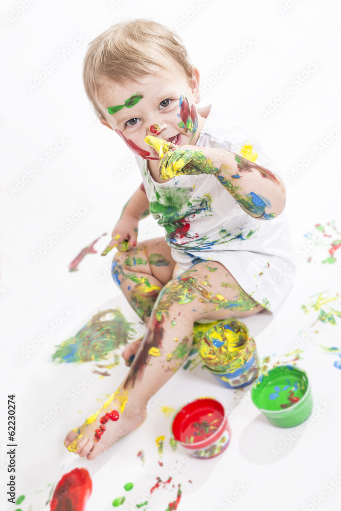 Fototapeta premium kleines Mädchen hat Spass beim malen